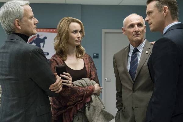Domek z karet - 57. kapitola - Z filmu - Campbell Scott, Dominique McElligott, Colm Feore, Joel Kinnaman