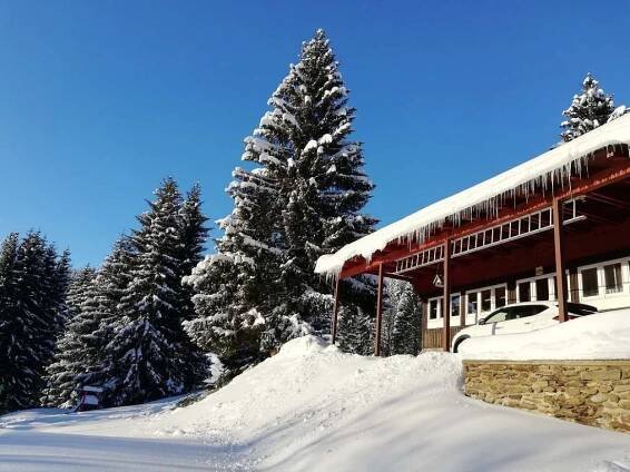 pohled od hřiště - pronájem chaty Dolní Mísečky - foto 7