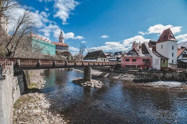 Jihočeský kraj chce podpořit Český Krumlov dotací 2,3 milionu korun. Peníze mají jít na opravu mostu či obnovu střechy lávky