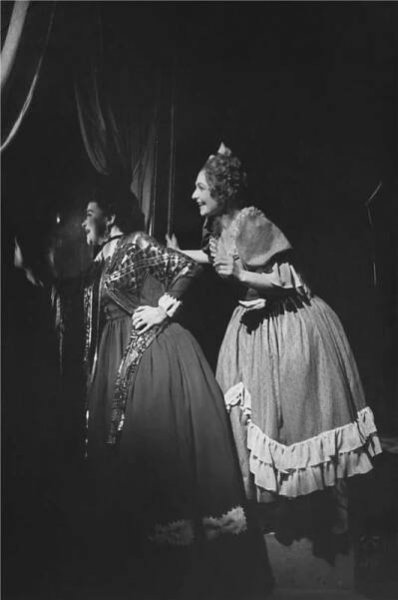 Revisor - 18.02.1948, Míla Pačová (Anna Andrejevna), Elena Hálková (Marja Antonovna) Foto: Karel Drbohlav
