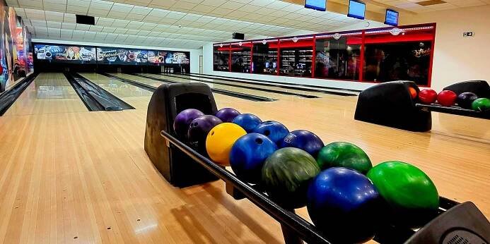 2 hod. bowlingu až pro 8 hráčů i 1 kg kuřecích řízečků