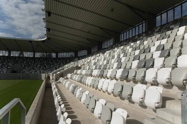Nový stadion, původní lízátka. Fotky čerstvé chlouby Hradce Králové