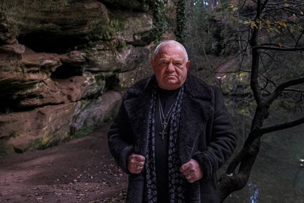 Udo stírá podlahu a přitom pěje QUEEN