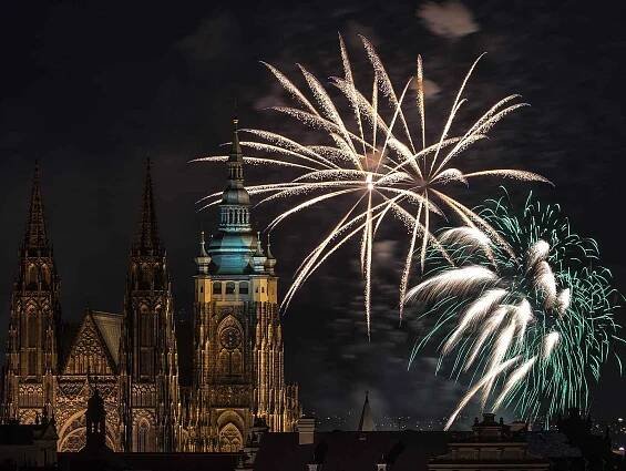 Oslavy 100 let republiky vyvrcholí v Praze ohňostrojem. Zapějí Gott i Kubišová