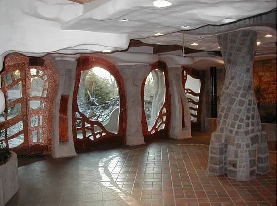 Acera sklenářství Praha 6 navrhuje a vyrábí na zakázku skleněné příčky, celoskleněné dveře, skleněné schody, zábradlí a realizuje další sklenářské práce. Pracujeme rychle a odborně.