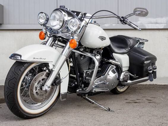 File:Harley-Davidson Road King in Switzerland (2022).jpg - Wikimedia Commons