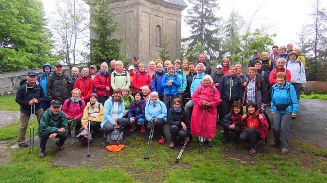 Skupinové foto ze zájezdu na Broumovské stěny 24.5.2023. | Klub českých turistů Vysoké Mýto