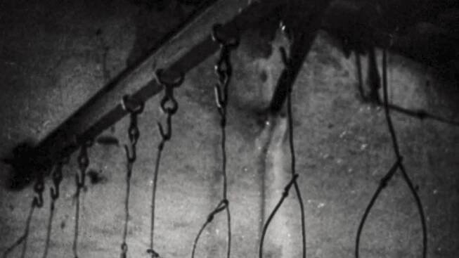 Řeznické háky a samoutahovací ocelové smyčky. Popraviště berlínské věznice Plötzensee, ve které bylo v září 1943 při Krvavých nocích oběšeno 123 českých odbojářů. Bolestivou smrtí, v řadě případů šlo až o 20 minut.