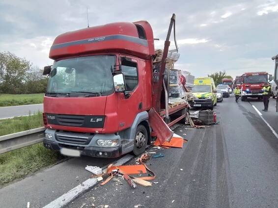 Na dálnici u Litovle bourala dodávka s náklaďákem, Tvořily se dlouhé kolony