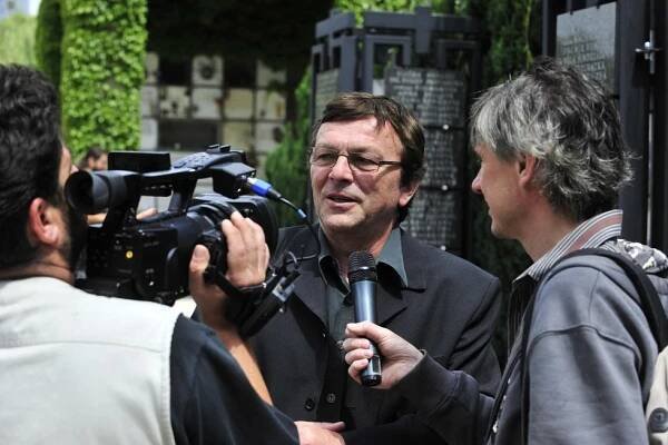 Část herců na pohřbu 'Dědy' Mareše chyběla