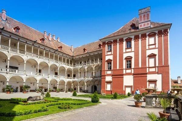 Hrady a zámky se chystají na květnové svátky. Připravily si zajímavé akce