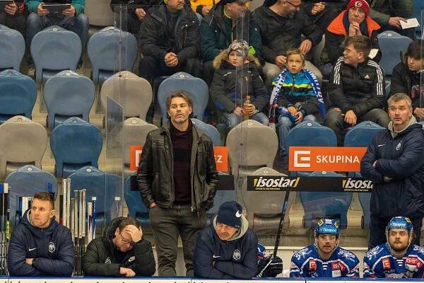 Kladno v Chomutově hostí Mountfield Hradec Králové a jedním slovem hrozný!.po první třetině je stav 1:6 a sám majitel adnes Jaromír Jágr po vstřeleném pátém gólu do jejich sítě  odešel do šatny čase 11.30 a už se neobjevil. (21.12.2021)