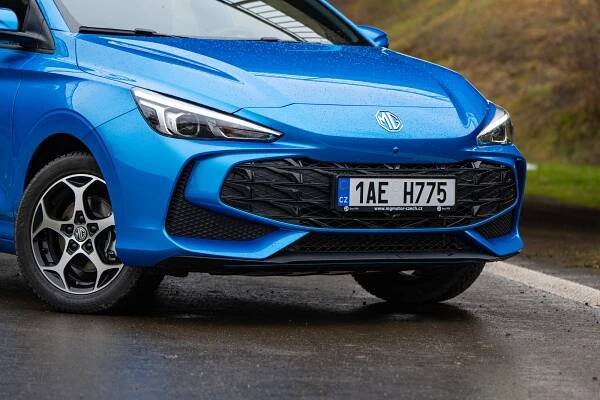 Čínská Fabia má 195 koní, žere pod pět litrů a stojí méně než půl milionu. Otestovali jsme hybridní MG3
