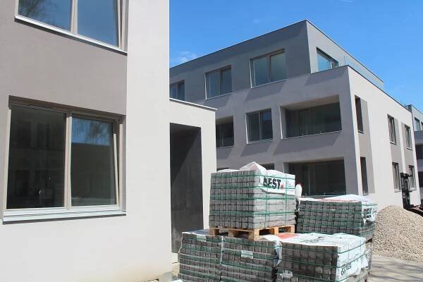 Stovky bytů pro Kolín: Za Jízdárnou stavba postupuje, u mlýna teprve začíná