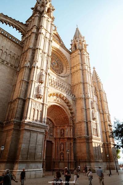 cathedral facade sunset things to do in Palma