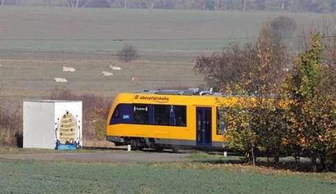 Vlaková souprava společnosti Oberfalzbahn na cestě z Chebu do Aše
