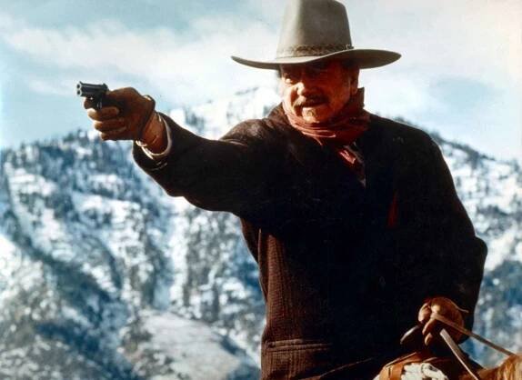 Střelec (1976). Také posledním Johnovým filmem byl western.