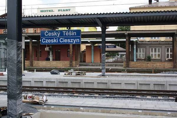 Vlakové nádraží v Českém Těšíně se mění před očima. Nová je část kolejiště a dva perony. Na každý se dá z podchodu dostat výtahem.