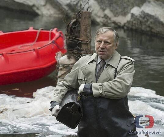 Zkažený farář ze seriálu Most!: Uražený číšník z Kurvahošigutntág!