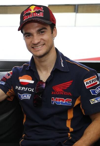 Marc Márquez a Dani Pedrosa s Fernandem Alonsem (oříznutí).jpg