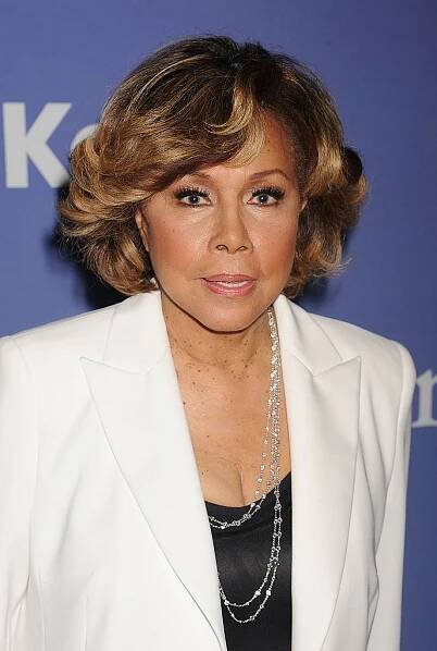 Diahann Carroll with face-framing curls on the red carpet