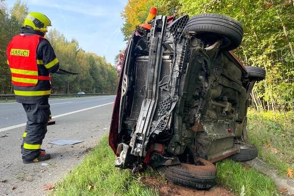 Sobotní nehoda v Paskově, auto skončilo po kotrmelcích na boku
