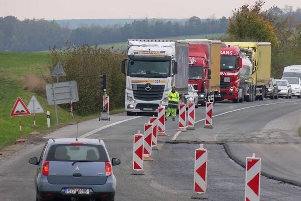Zkouška nervů pro řidiče. Provoz na hlavním tahu na Slovensko řídí semafory - ZLIN.CZ