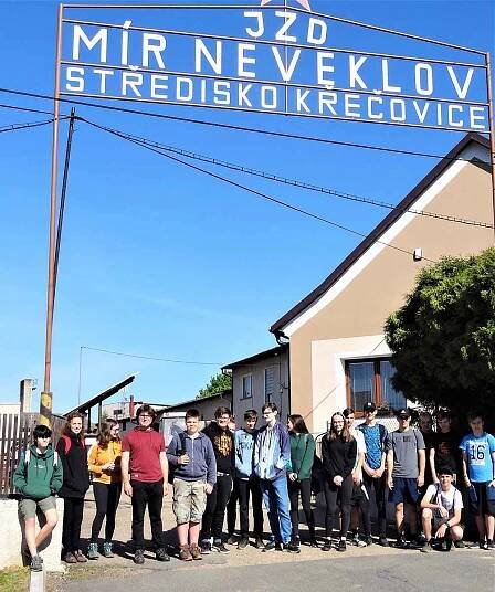 Mezinárodní den dětí oslavili deváťáci ze Základní školy v Neveklově návštěvou JZD Křečovice.