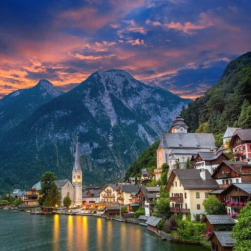 Hallstatt vesnice v Alpy a jezero v soumraku, Rakousko, Evropa — Stock obrázek