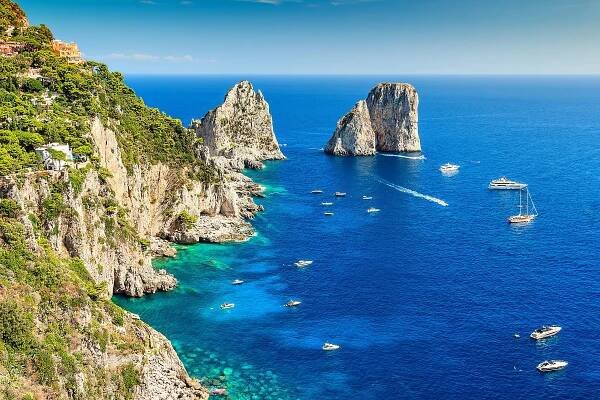 Capri ostrov a faraglioni útesy, Itálie, Evropa — Stock obrázek