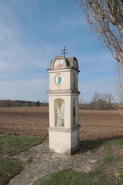 Soubor:Overview of column shrines near Mladoňovice, Třebíč District.jpg