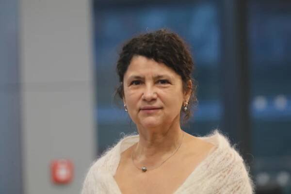 VIDEO: Na letišti hráli filharmonici s Ivou Bittovou