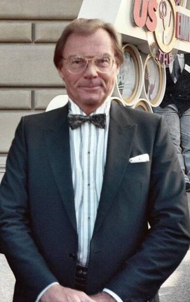 Soubor:Adam West 1989 crop 2.jpg
