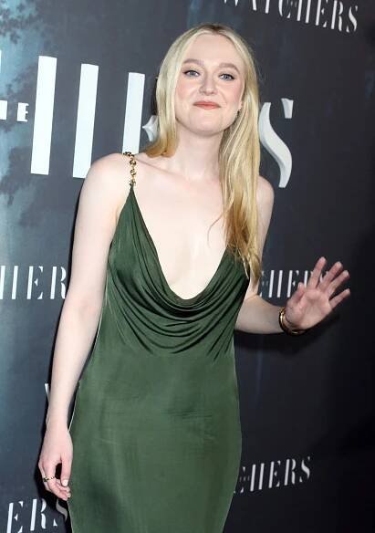 Sestry v akci. Elle a Dakota Fanning se předhánějí v tom, která oblékne šaty s větším výstřihem. Od lidí to schytaly obě
