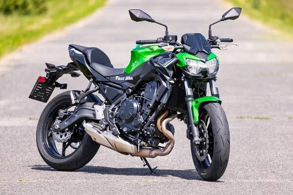 Vstřícná motorka pro všechny a na každý den. Lehkou a relativně levnou univerzální Kawasaki zvládnou i začátečníci!