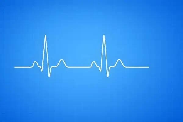 Bílé ekg vlnění na modrém pozadí symbolizující srdeční rytmus, puls, a srdeční monitoringideální pro zdravotní péči, kardiologii, a koncept urgentní medicíny — Stock obrázek