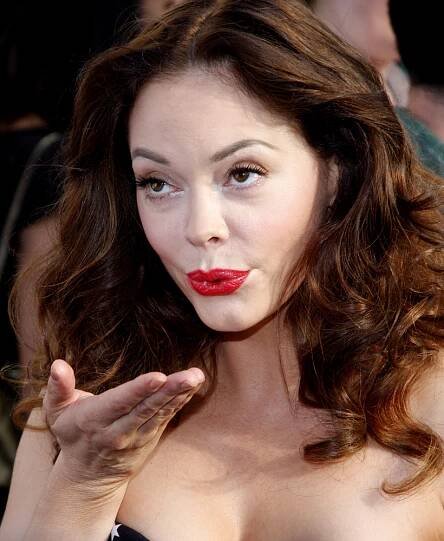 Rose McGowan podala žalobu na Harveyho Weinsteina. Snažil se ji prý umlčet