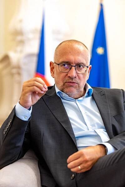 Na střední školu se letos v prvním kole dostalo 94 procent deváťáků, řekl Bek