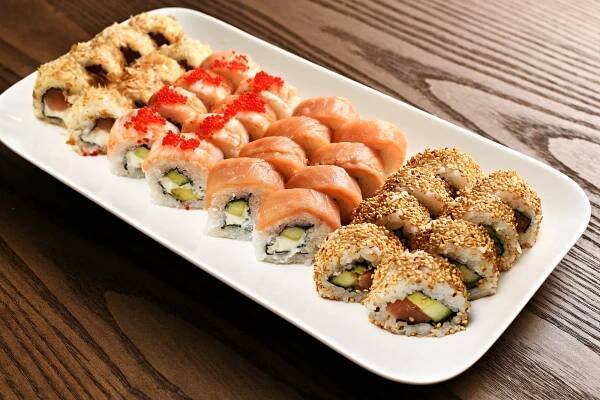 Sushi sety a poké bowl s lososem, kuřetem, tuňákem i vege ve Vršovicích
