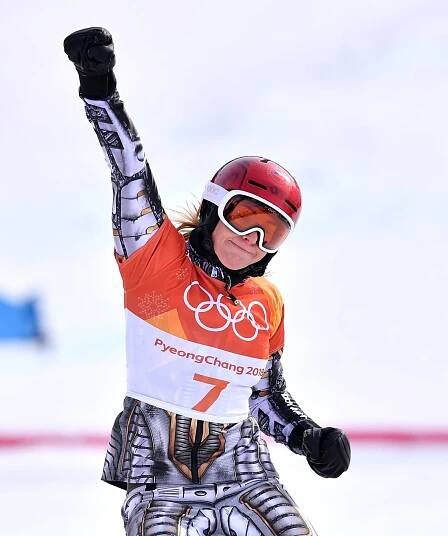 Ester Ledecká a její vítězné gesto ve finále paralelního obřího slalomu snowboardistek na olympiádě
