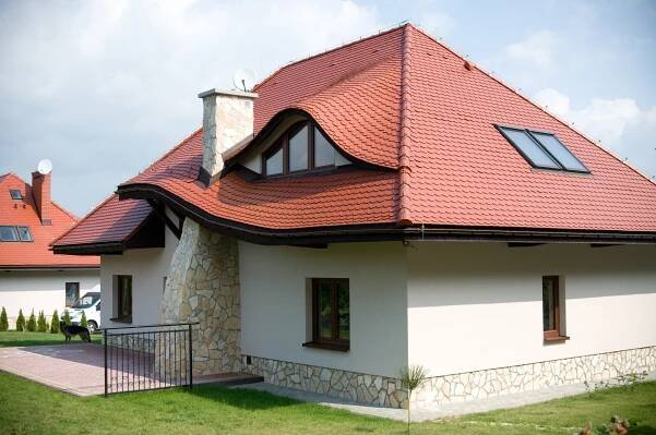 Mansardová střecha (89 fotografií): zařízení a izolace střechy podkroví v soukromém domě, co to je, šikmý a sedlový design
