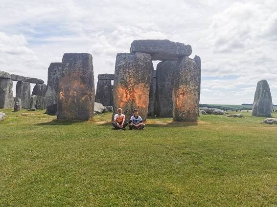 Británie je v šoku. Aktivisté posprejovali slavný monument Stonehenge