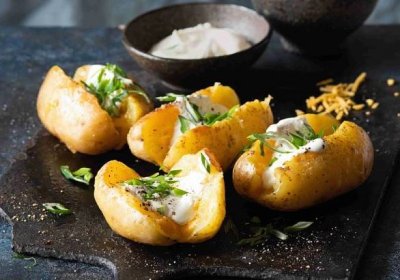 „Pečené“ plněné brambory se sýrem a jarní cibulkou