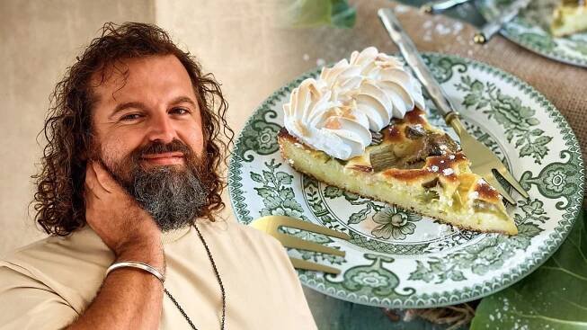Recept na rebarborový koláč podle cukráře Josefa Maršálka. Těsto je svěží a vláčné díky tvarohu, zajímavou chuť mu dodává kardamom