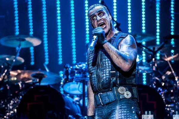 Till Lindemann spadl při koncertě RAMMSTEIN v Litvě z pódia