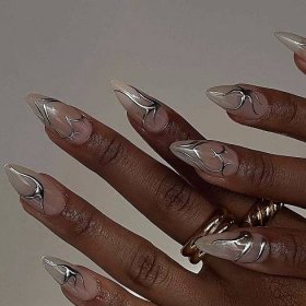 10 Molten Metal Nail Ideas That Put a Maximalist Spin on the Chrome Mani Funky Nails, Trendy Nails, Stylish Nails, Chrome Nails Designs, Nail Art Designs, Metallic Nails Design, Silver Nail Designs, Chrome Nail Art, Silver Nail Art