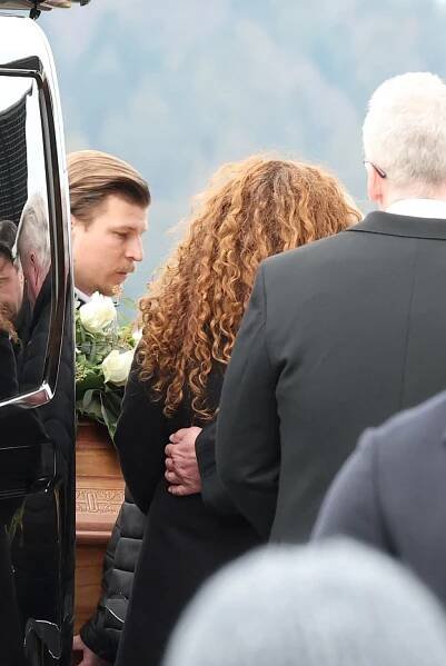 Pohřeb Heleny Zeťové (†44): Nejsilnější momenty! Dojemná slova otčíma Semelky i pieta s půllitrem