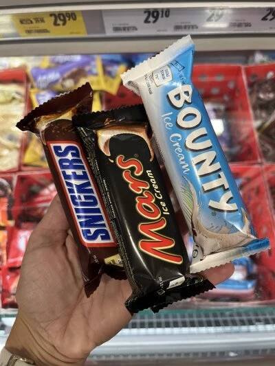 Oblíbené tyčinky Snickers, Mars a Bounty už koupíte i v nanukové verzi