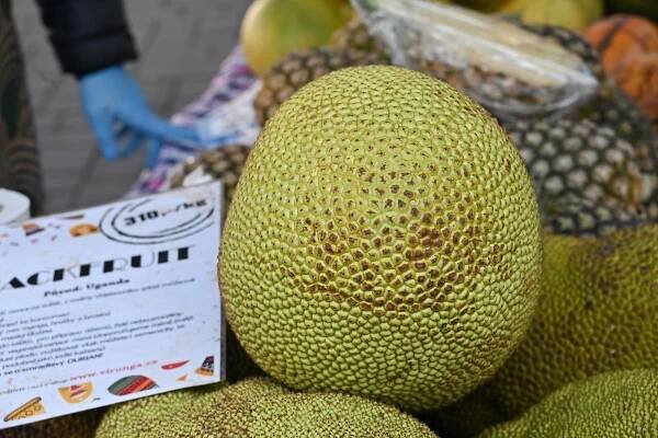 FOTO: Farmářským trhům na Masarykově náměstí v Benešově vévodilo tropické ovoce