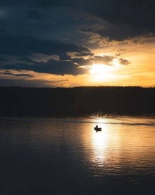 Bezplatný obrázek: tmavý, mraky, západ slunce, silueta, rybářský člun, rybář, reflexe, jezero, krajina, voda